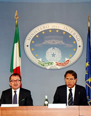 Il ministro dell'Interno Roberto Maroni e il capo della Polizia Antonio Manganelli durante la firma del'accordo