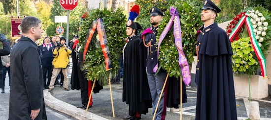 Il capo della Polizia Vittorio Pisani depone la corona in via Fani a Roma