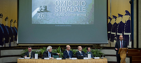 Il ministro Alfano e il tavolo di presidenza durante la conferenza