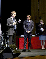 Il capo della Polizia, Antonio Manganelli, sul palco del Premio Icaro 2010 con il presentatore Massimo Giletti
