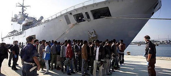 Lo sbarco di migranti nel porto