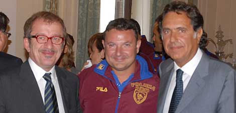 Il ministro Maroni e il prefetto Manganelli con il campione delle Fiamme oro Francesco D'Aniello