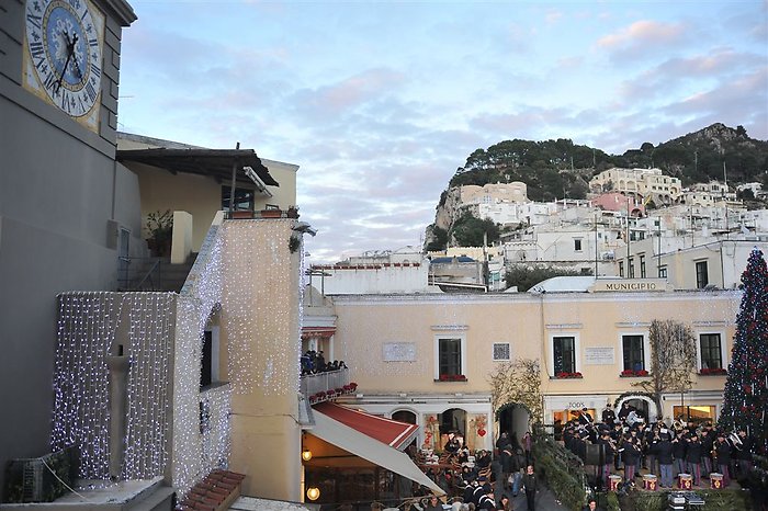 La celebre piazzetta di Capri ospita la cerimonia