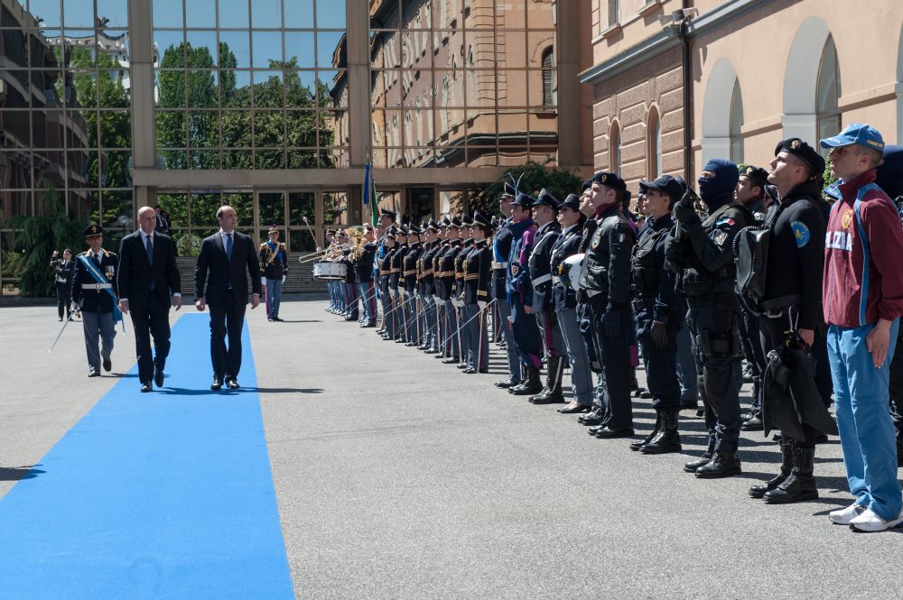 Il ministro dell'Interno Angelino Alfano e il capo della Polizia Alessandro Pansa passano in rassegna i reparti schierati