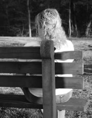 Una donna seduta su di una panchina