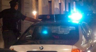 Volanti della polizia durante un intervento notturno