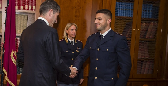 Capo Polizia consegna alamari