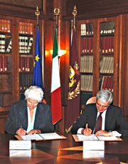 Susanna Agnelli e Giovanni De Gennaro al momento della firma