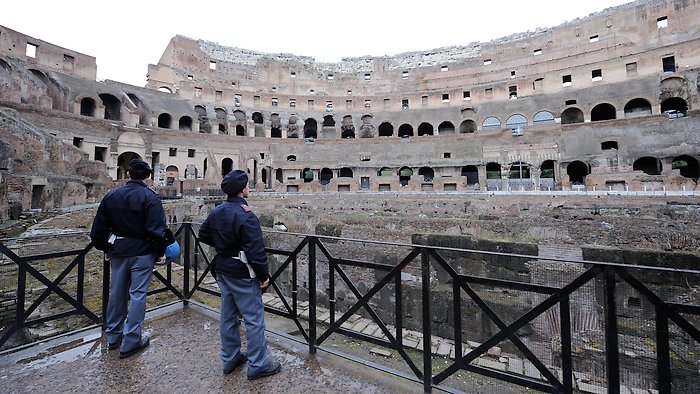 I poliziotti dentro il Colosseo durante la visita di Obama