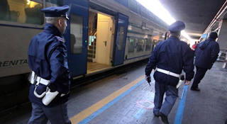 Agenti della Polizia ferroviaria durante il servizio