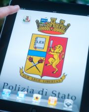 Un iPad con l'applicazione della Polizia di Stato