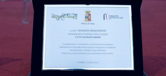 La targa consegnata al direttore della comunicazione della Polizia di Stato Maurizio Masciopinto