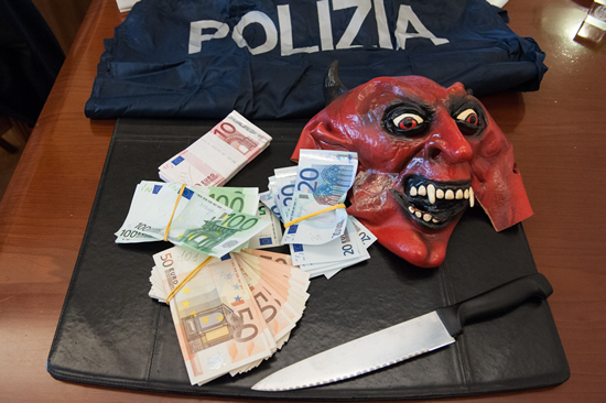 La maschera e l'arma utilizzati per la rapina a palazzo San Macuto