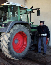 poliziotto vicino a un trattore