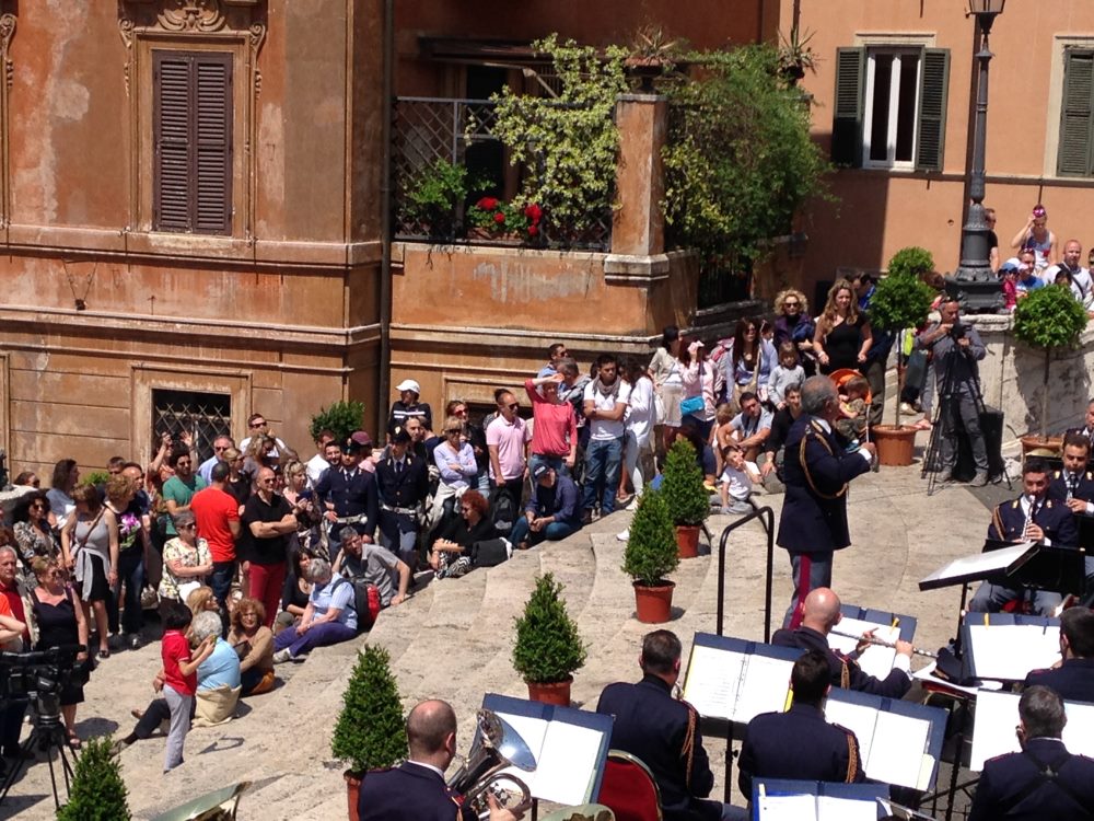 La fanfara in concerto in piazza di Spagna a Roma