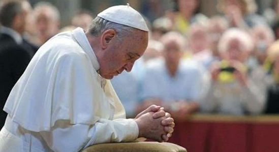 Papa Francesco durante la preghiera