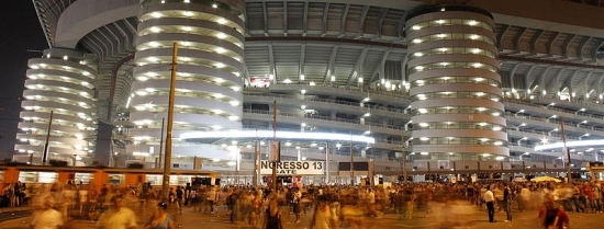 Lo stadio di San Siro a Milano di notte