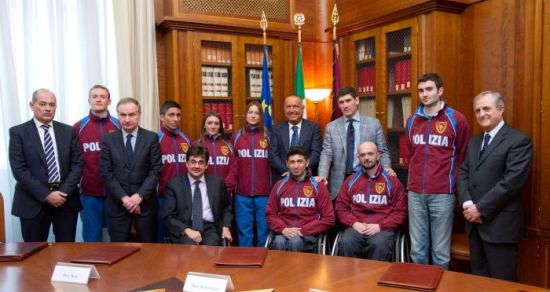 Il capo della Polizia Antonio Manganelli insieme agli atleti delle Fiamme Oro, al presidente del Cip Luca Pancalli, al presidente del Coni Giovanni Petrucci e al prefetto Luigi Mone