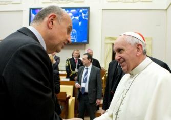 Papa Francesco con il capo della Polizia Alessandro Pansa durante il Convegno internazionale con le forze di polizia