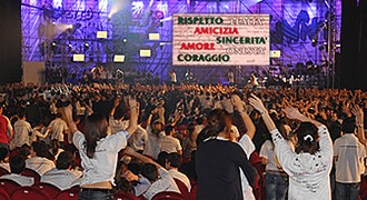 Gli studenti durante il concerto per la legalità