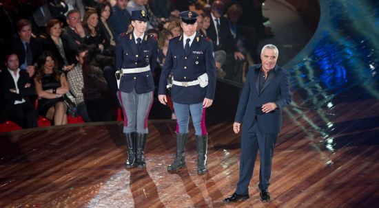 Giorgio Panariello con due operatori della polizia stradale