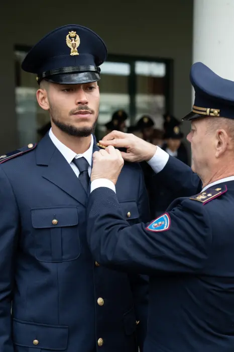 Da allievi ad agenti della polizia, la cerimonia a Peschiera. Trevisi: «Gli  alamari apposti alla divisa sono per tutta la vita»