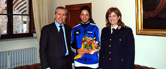 Alice Volpi con il questore di Siena Maurizio Piccolotti