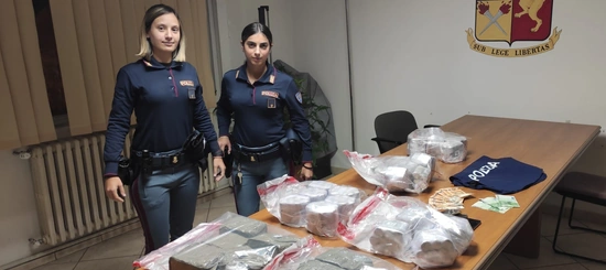 Viaggiava con 30 chili di droga nel portabagagli, arrestato