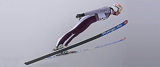 Un atleta di combinata nordica durante un salto