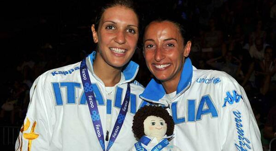 La campionessa delle Fiamme oro Elisa Di Francisca con la sua amica-avversaria Arianna Errigo