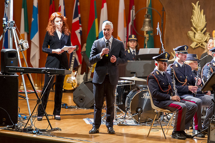Sul palco insieme all'orchestra  il questore de L'Aquila Vittorio Rizzi e la presentatrice Paola Saluzzi
