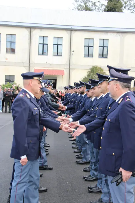 Da allievi ad agenti della polizia, la cerimonia a Peschiera. Trevisi: «Gli  alamari apposti alla divisa sono per tutta la vita»