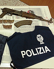 Il kalashnikov sequestrato dalla polizia