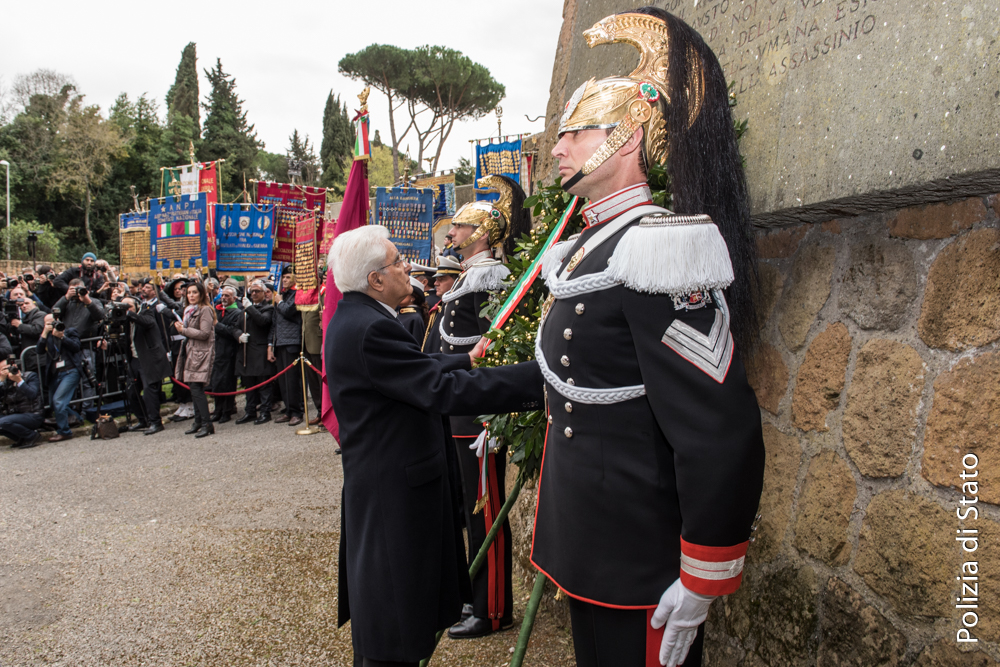 Un momento di raccoglimento da parte del presidente della Repubblica Sergio Mattarella durante la cerimonia di commemorazione