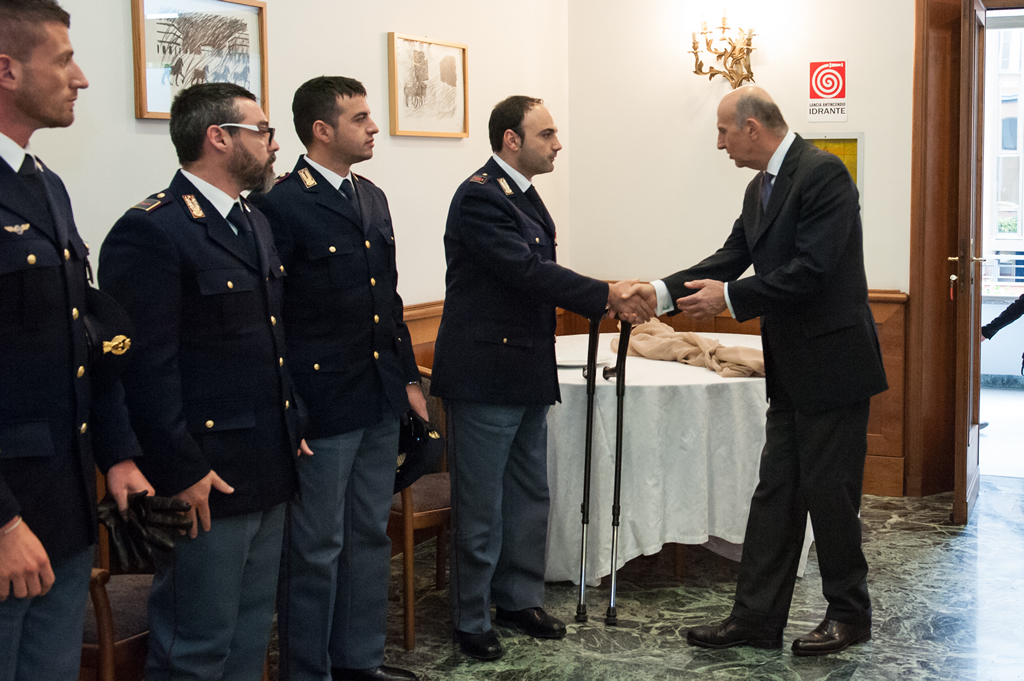 Il capo della Polizia prima della cerimonia ufficiale per il 162° Anniversario stringe la mano a Mirko Pellino