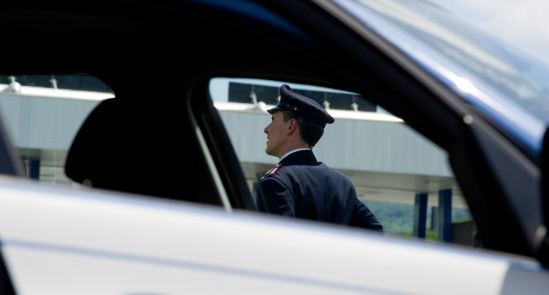 poliziotto della stradale durante un servizio di controllo