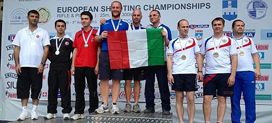 Il tiratore delle Fiamme oro Andrea Amore sul podio con la squadra campione d'Europa