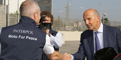 Il capo della Polizia Alessandro Pansa saluta uno dei membri di Motorforpeace