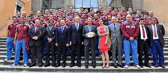 La squadra delle Fiamme oro rugby 2013-2014 con il prefetto Marangoni