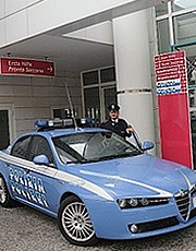 Una volante davanti ad un ospedale