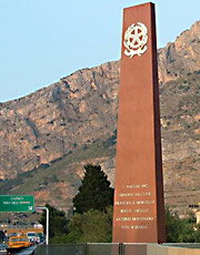 La stele che ricorda i caduti della strage di Capaci