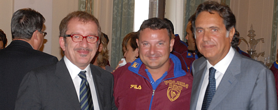 Il ministro Maroni e il prefetto Manganelli con il campione delle Fiamme oro Francesco D'Aniello
