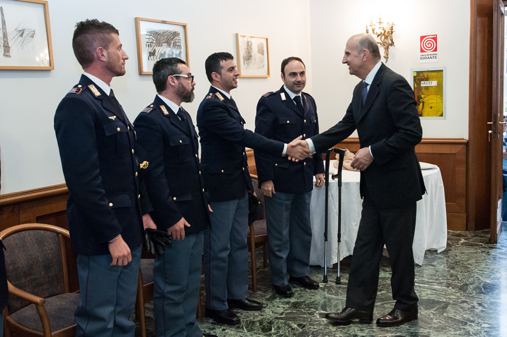 Il capo della Polizia prima della cerimonia ufficiale per il 162° Anniversario stringe la mano a Gavino Virdis