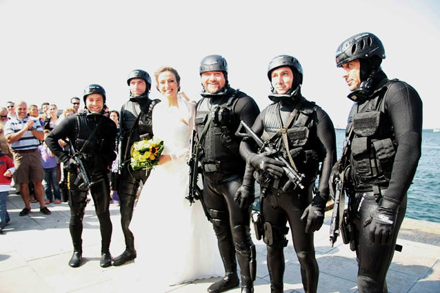 Sposi tra i sommozzatori della polizia