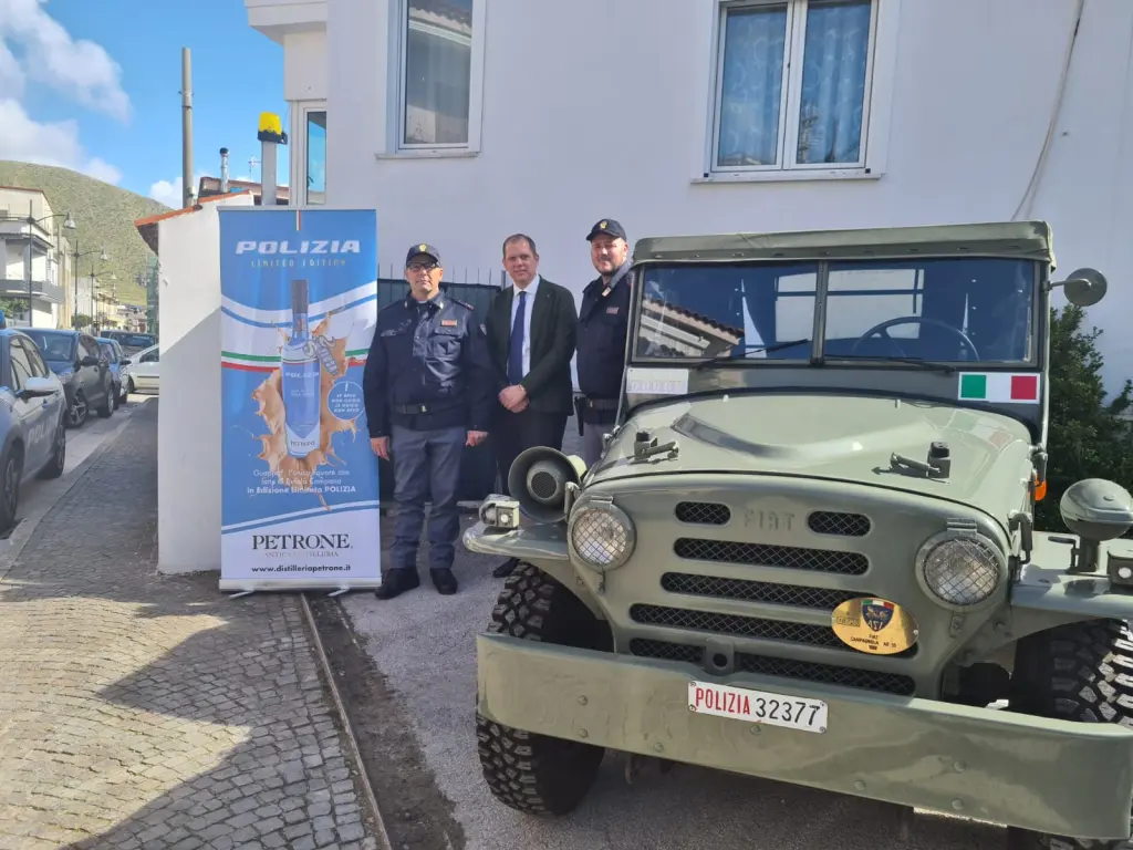 La consegna del ricavato al Fondo assistenza della Polizia di Stato