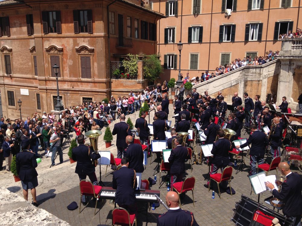 La fanfara in concerto in piazza di Spagna a Roma