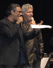 Fiorello e Claudio Baglioni sul palco durante il concerto Note di Sicurezza