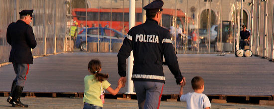 Un poliziotto con due bambini