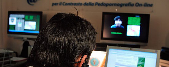 Un poliziotto della polizia delle Comunicazioni