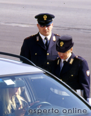 Agenti della polizia stradale durante un controllo